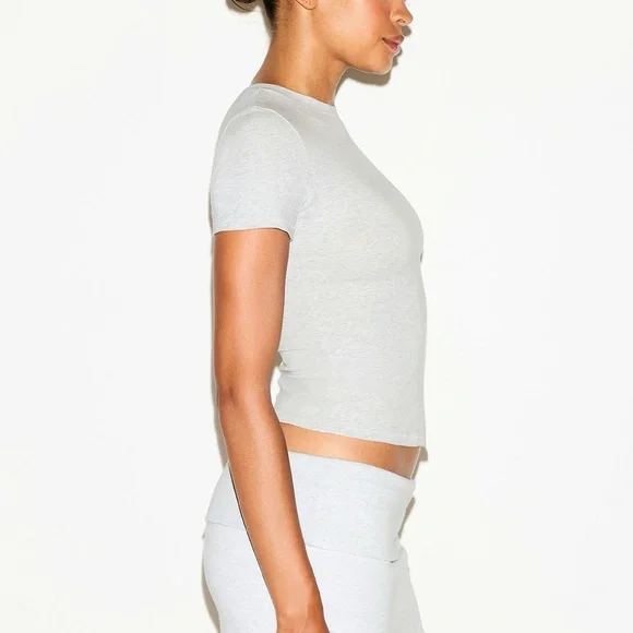 SKIMS Fitted Stretch Cotton Jersey Short Sleeve Tee - Light Heather Grey - Picture 3 of 4